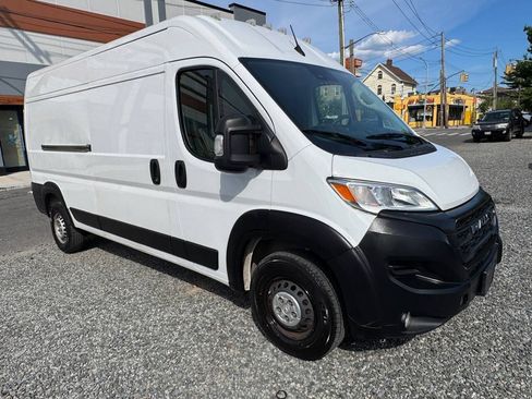 Used 2024 RAM ProMaster 2500 w/ Convenience Group FWD image 3