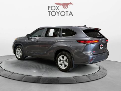 Used 2023 Toyota Highlander LE AWD/4WD image 4