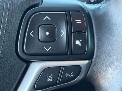 Used 2017 Toyota Highlander SE w/ Carpet Mat Package FWD image 18