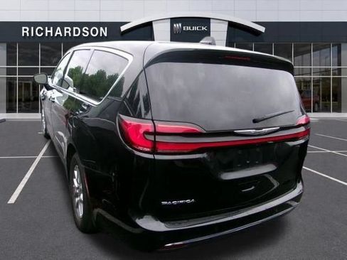 Used 2023 Chrysler Pacifica Touring-L FWD image 6