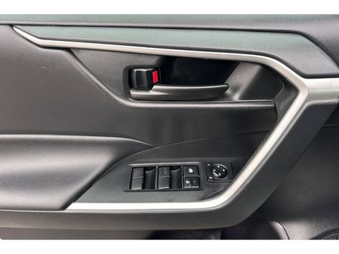 Certified 2020 Toyota RAV4 LE AWD/4WD image 11