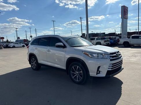 Used 2019 Toyota Highlander XLE AWD/4WD image 2