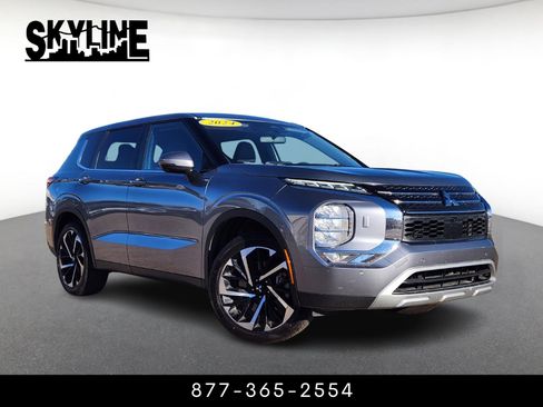 Used 2024 Mitsubishi Outlander SE image 1