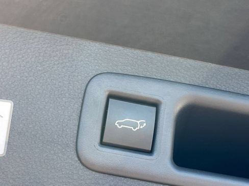 Used 2025 Toyota Highlander LE FWD image 23