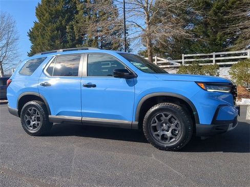 Used 2025 Honda Pilot TrailSport image 2