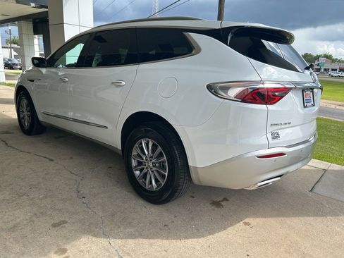 Used 2023 Buick Enclave Essence image 5