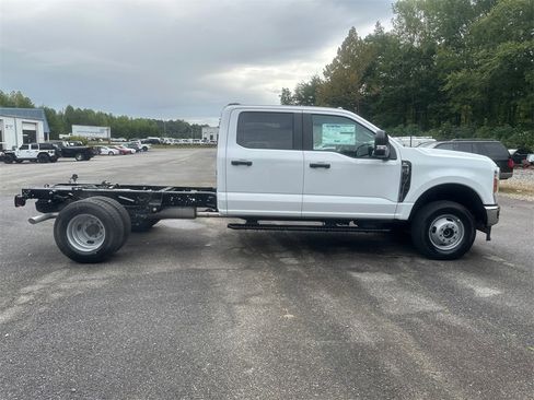 New 2026 Ford F350 XL w/ XL Chrome Package image 4