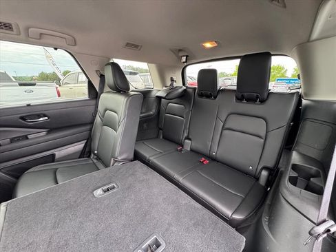 Used 2024 Nissan Pathfinder SL FWD image 13