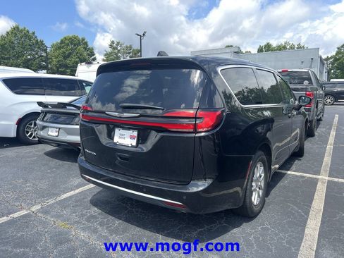 Used 2024 Chrysler Pacifica Touring-L FWD image 3