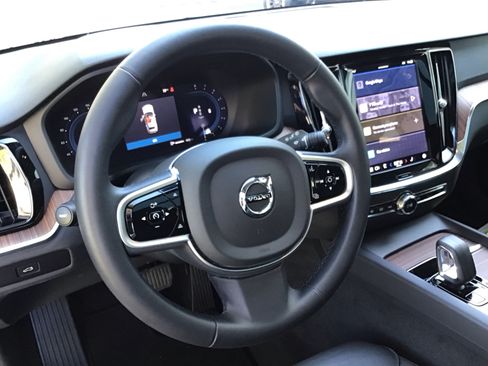 Certified 2025 Volvo V60 B5 Cross Country Plus image 17