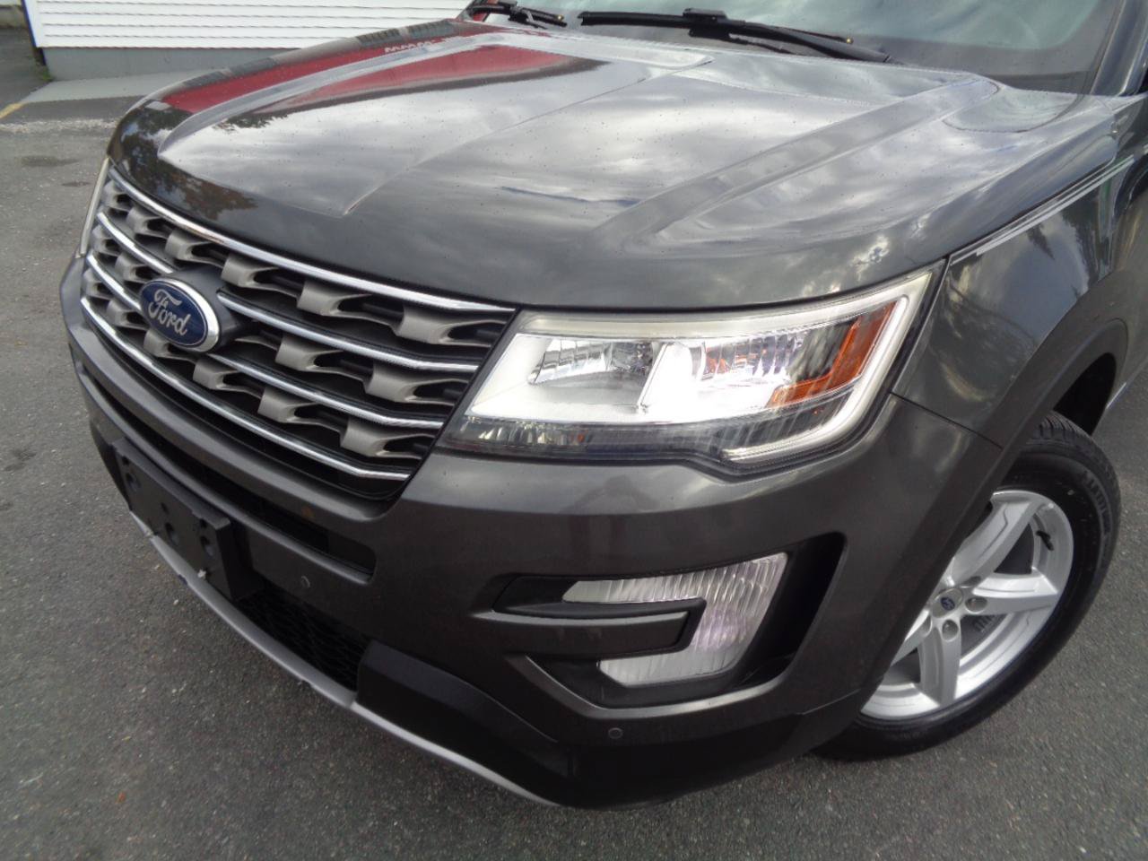 Used 2017 Ford Explorer XLT w/ Equipment Group 202A AWD/4WD image 18