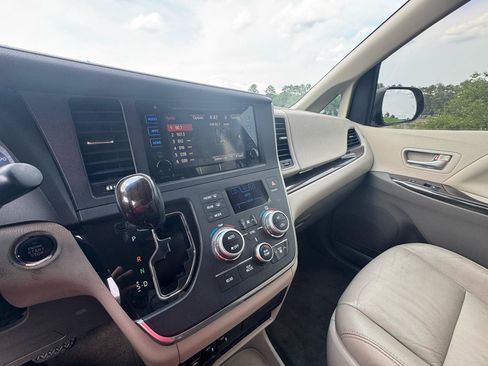 Used 2015 Toyota Sienna XLE Premium FWD image 15