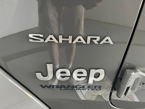 Used 2018 Jeep Wrangler Unlimited Sahara AWD/4WD image 37