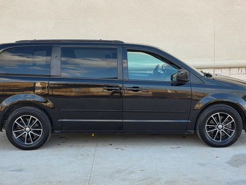 Used 2017 Dodge Grand Caravan GT image 2
