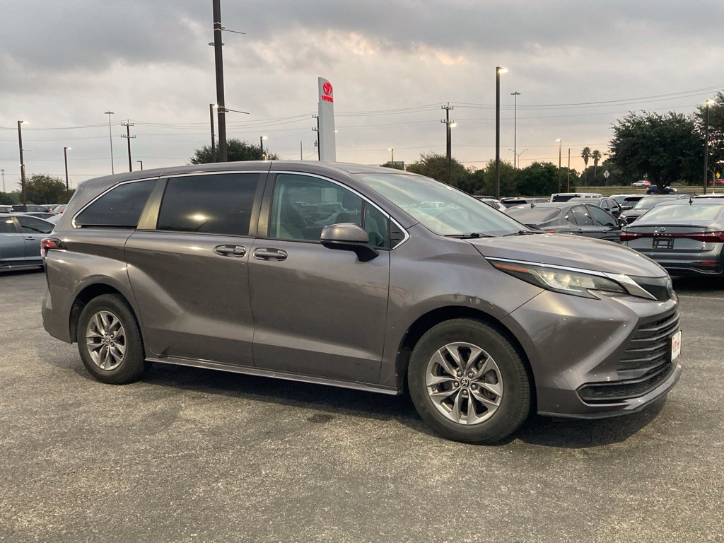 Used 2022 Toyota Sienna LE FWD image 2