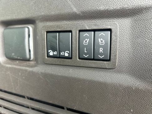 Used 2022 Chevrolet Tahoe LT w/ Luxury Package RWD image 21