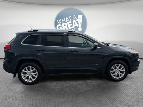 Used 2018 Jeep Cherokee Latitude Plus AWD/4WD image 2