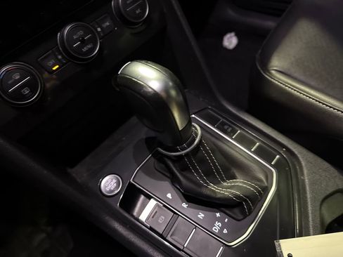 Used 2021 Volkswagen Tiguan SE w/ Panoramic Sunroof Package image 26