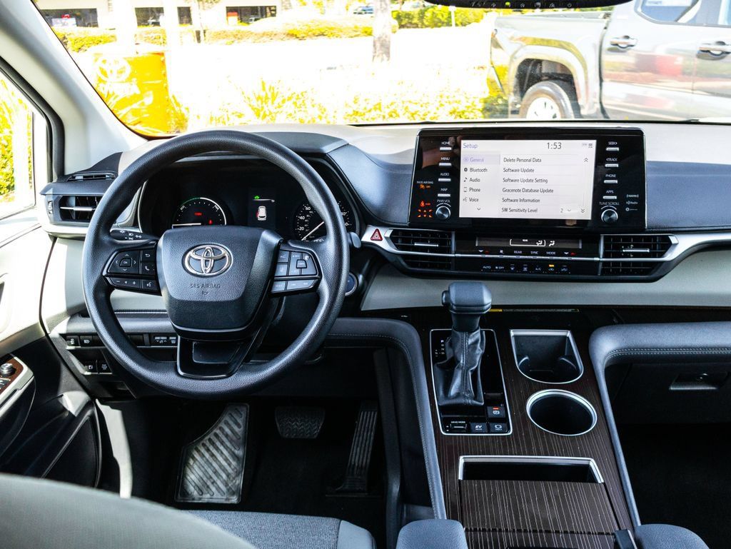 Used 2024 Toyota Sienna LE w/ LE Plus Package FWD image 19