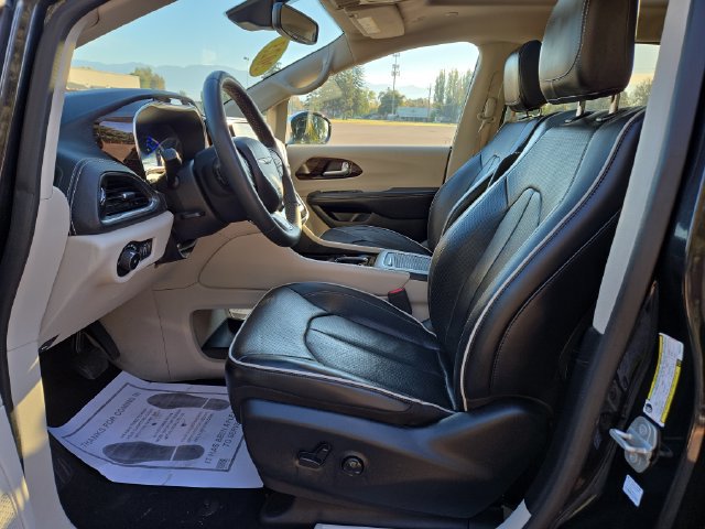 Used 2023 Chrysler Pacifica Limited FWD image 3