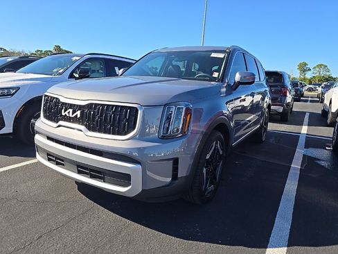 Used 2024 Kia Telluride EX image 3