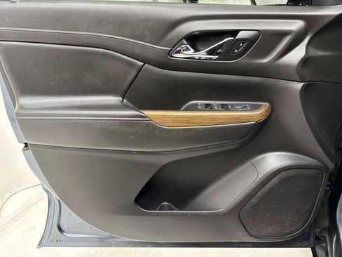 Used 2019 GMC Acadia SLE image 16