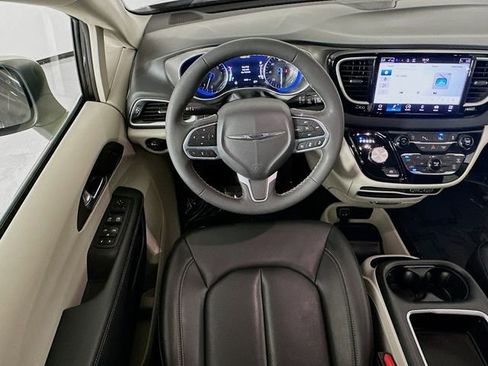 Used 2023 Chrysler Pacifica Touring-L FWD image 21