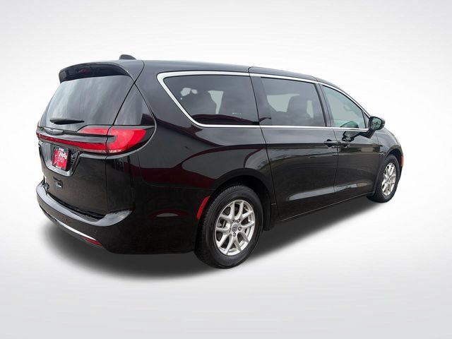 Used 2025 Chrysler Pacifica Select FWD image 8