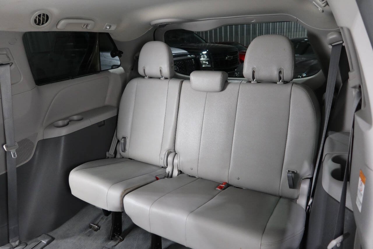 Used 2019 Toyota Sienna XLE w/ XLE Navigation Package FWD image 17