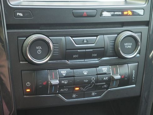 Used 2018 Ford Explorer XLT w/ Equipment Group 202A AWD/4WD image 12