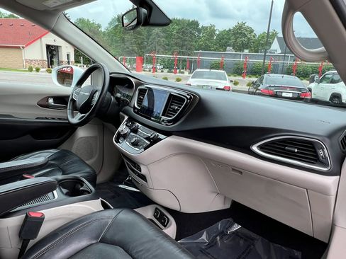 Used 2017 Chrysler Pacifica Touring-L Plus FWD image 18