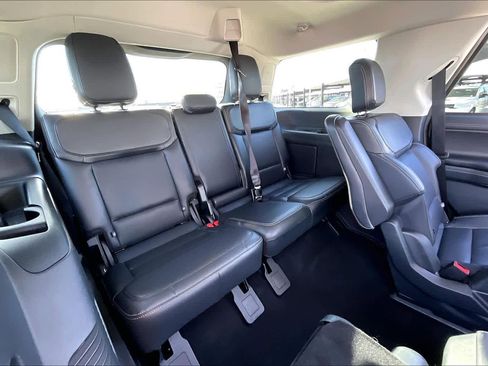 Used 2025 Ford Expedition Platinum image 35