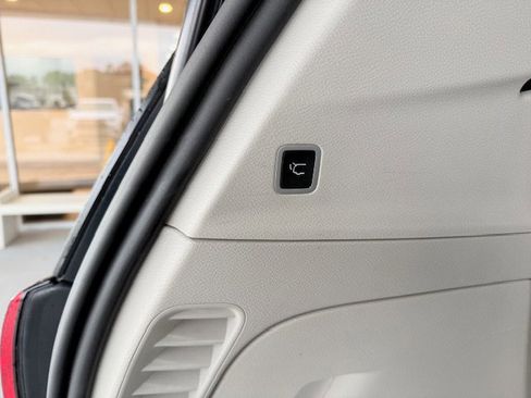 Used 2020 Chrysler Pacifica Touring-L image 9