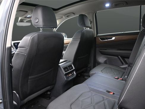 Used 2025 Volkswagen Atlas SE AWD/4WD image 11