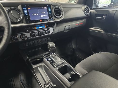 Used 2017 Toyota Tacoma TRD Sport AWD/4WD image 24