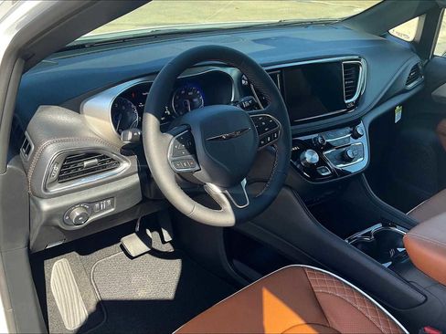 New 2026 Chrysler Pacifica Pinnacle image 8
