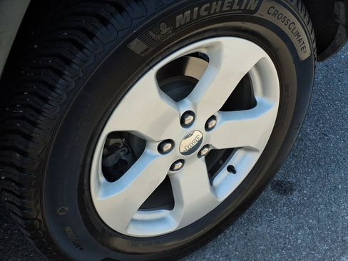Used 2011 Jeep Grand Cherokee Laredo AWD/4WD image 11