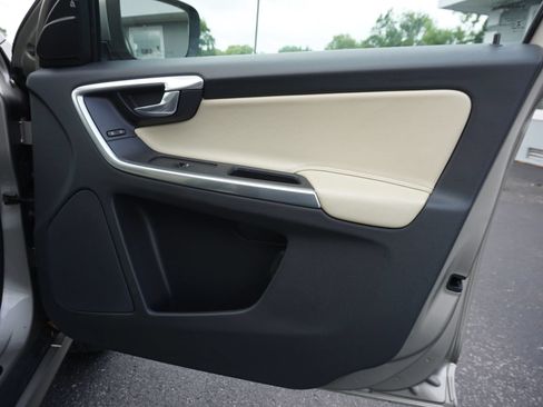 Used 2016 Volvo XC60 T5 Premier w/ Proximity Package FWD image 27