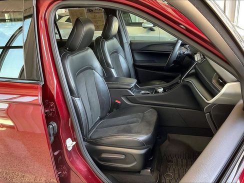 Used 2023 Jeep Grand Cherokee L Altitude AWD/4WD image 7