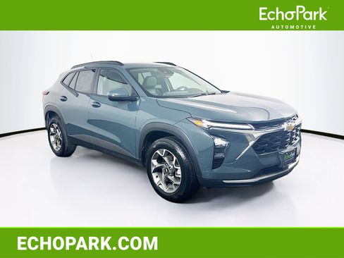 Used 2025 Chevrolet Trax LT FWD image 1