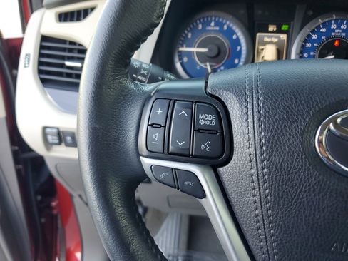 Used 2020 Toyota Sienna XLE image 24
