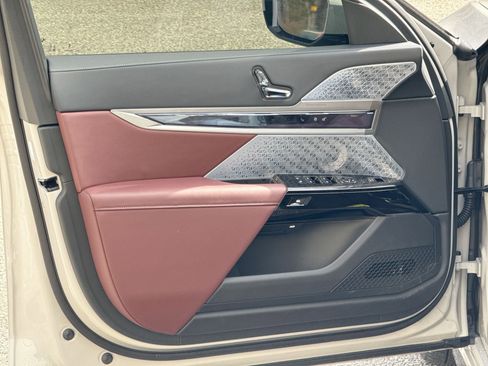 Used 2025 BMW 760i xDrive w/ Premium Package image 13