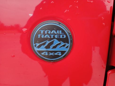 Used 2025 Jeep Wrangler Sahara image 13