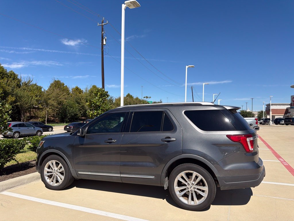 Used 2018 Ford Explorer XLT w/ Equipment Group 202A FWD image 2