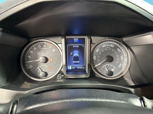 Used 2017 Toyota Tacoma TRD Off-Road AWD/4WD image 25