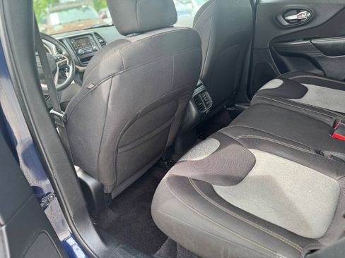 Used 2016 Jeep Cherokee Sport FWD image 18