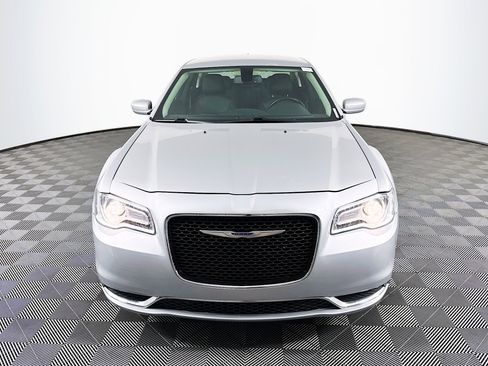 Used 2020 Chrysler 300 Touring image 2