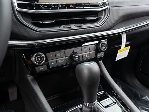 New 2026 Jeep Compass Latitude image 25