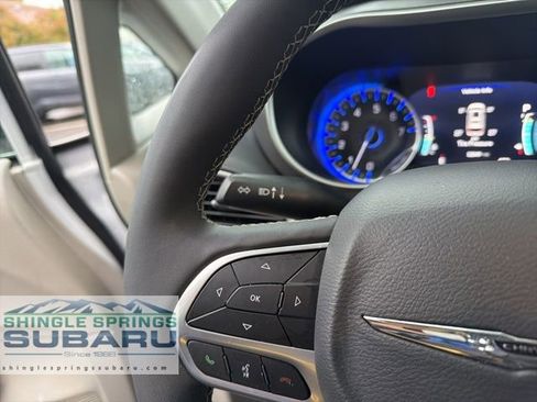 Used 2024 Chrysler Pacifica Touring-L image 39