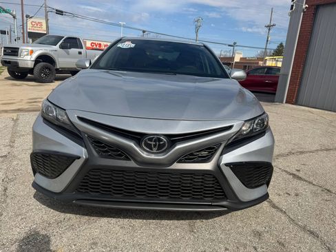 Used 2023 Toyota Camry SE image 3
